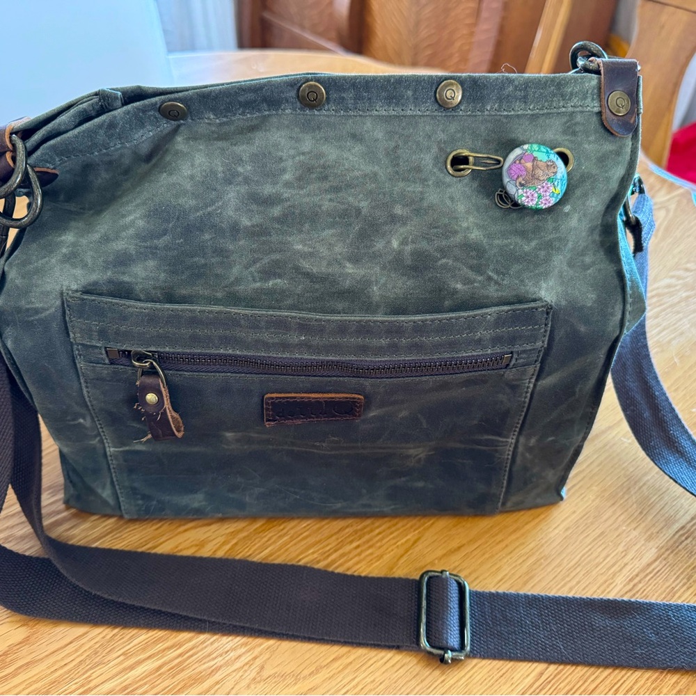 Della Q knitting bag includes two collapsable cubes